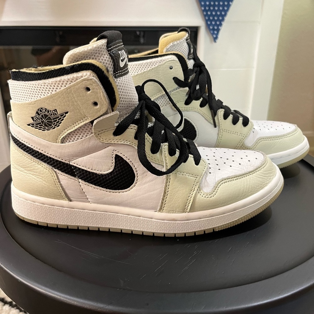 Air Jordan Wmns 1 High Zoom Comfort Sneaker! Size 7 color Sail.